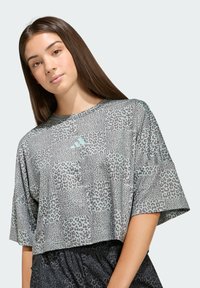 Orezané tričko so vzorom leopardieho pásu v sivých a zelenomodrých odtieňoch, s krátkymi rukávmi a okrúhlym výstrihom, s malým logom na prednej strane.