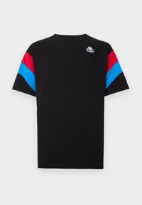 Tricou negru cu dungi roșii și albastre pe umeri. Logo alb în partea stângă sus. Material din bumbac, mâneci scurte.