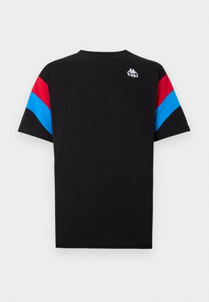 Zwart t-shirt met rode en blauwe strepen op de schouders. Witte logo op de bovenste linkerkant. Gemaakt van katoen, met korte mouwen.