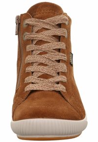 Brązowe zamszowe sneakersy high-top z beżowymi sznurówkami, bocznym zamkiem błyskawicznym i białą gumową podeszwą z teksturowanymi żebrami oraz małą metką marki.