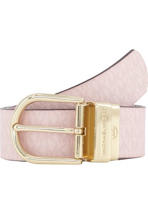 Lyserødt tekstureret læderbælte med en poleret spænde i guldton og lås graveret med "MICHAEL KORS" logo, snoet på en hvid baggrund.