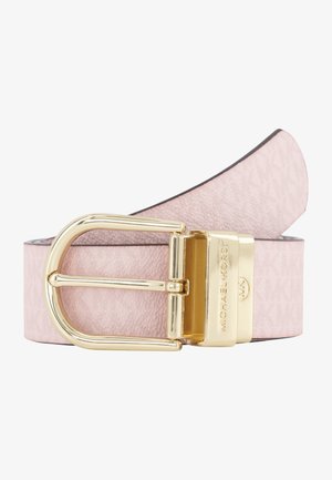 Różowy teksturowany skórzany pasek z wypolerowaną klamrą i zapięciem w złotym odcieniu, ozdobionym wygrawerowanym logo "MICHAEL KORS", zwinięty na białym tle.