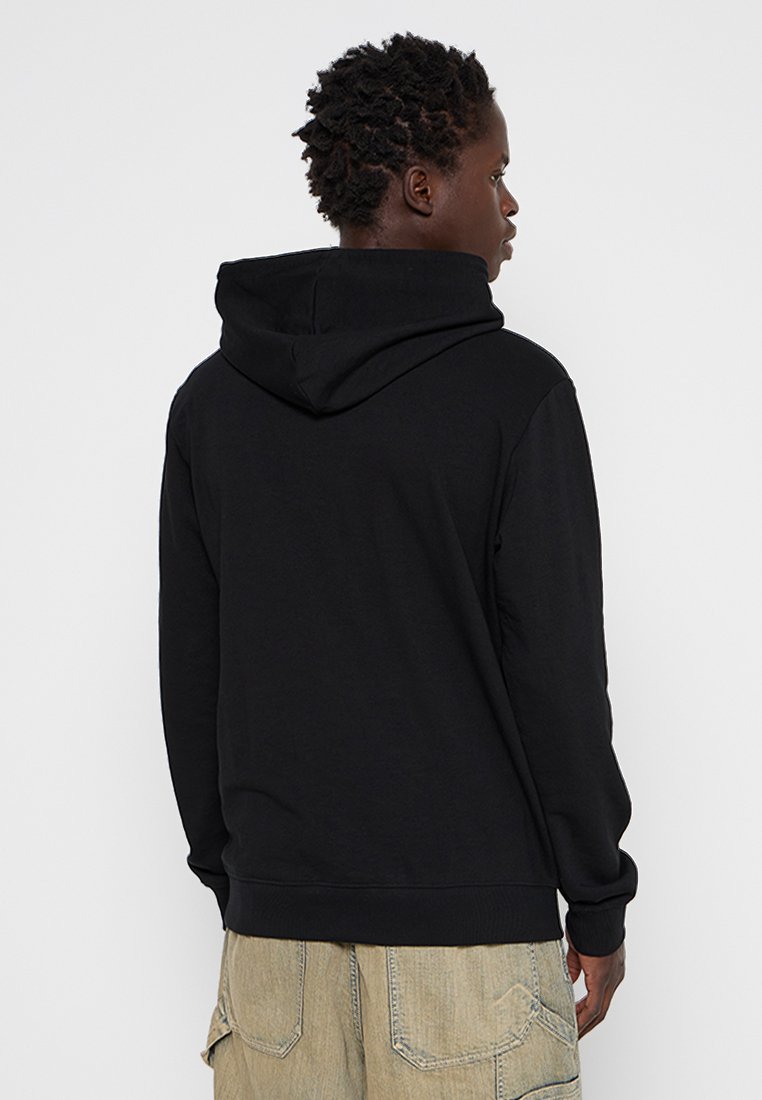 Felpa nera con cappuccio, dal taglio rilassato, in morbido cotone, con polsini e vita a coste. Design semplice e uniforme, senza logo.