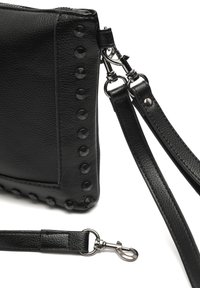 Crna kožna torba s kutom i detaljima od zakovicama te odvojivim kožnim remenima sa srebrnim metalnim kopčama na bijeloj pozadini.