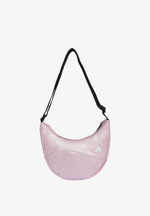 Sac d'épaule en tissu rose avec une forme courbe, une bandoulière noire et des accents blancs comprenant un logo et des motifs de couture.