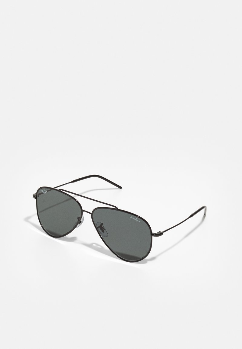 Μαύρα μεταλλικά γυαλιά ηλίου aviator με γκρίζους φακούς, που διαθέτουν λεπτό σκελετό, διπλή γέφυρα και διαφανείς στήριγμα μύτης.