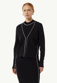 Schwarze Strickjacke mit weißem Besatz, V-Ausschnitt, zwei vorderen Taschen und Knopfverschluss. Rippstruktur mit taillierter Passform.