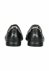 Černé kožené boty s elegantním designem, texturovanými detaily a kontrastním bílým vnitřním lemováním. Obsahuje logo na patě a poutko.