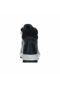 Bottines en cuir noir avec une finition texturée, un col rembourré et une semelle en caoutchouc blanc. Présente une fermeture éclair sur le côté pour un enfilage facile.