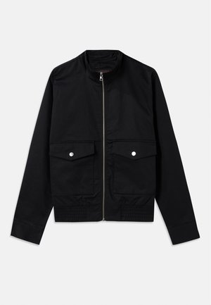 Melnā bomber jaka, izgatavota no gludas auduma, ar rāvējslēdzēju priekšā, augstu apkakli, divām krūšu kabatām un ribotu apkakli pie apakšmalas.