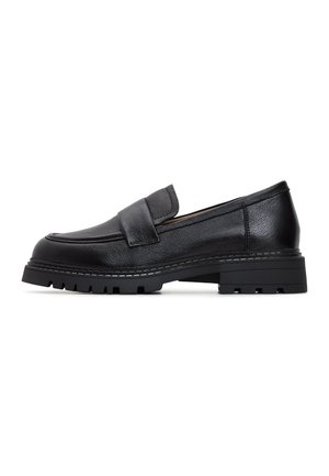 Sort læderloafer med chunky riller i sålen, lav hæl og bred rem hen over overdelen, vist i sideprofil på hvid baggrund.