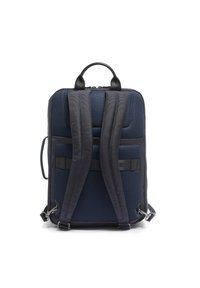 Zaino blu navy realizzato in materiale a rete con spallacci imbottiti e regolabili e una maniglia superiore. Presenta un design rettangolare elegante.