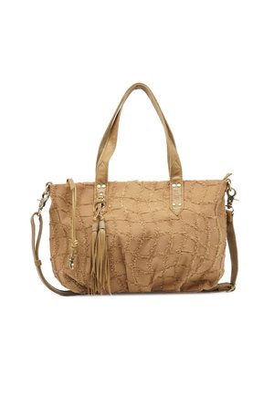 Sac fourre-tout texturé couleur camel avec doubles anses, bandoulière amovible et détail de pompon décoratif sur fond blanc.