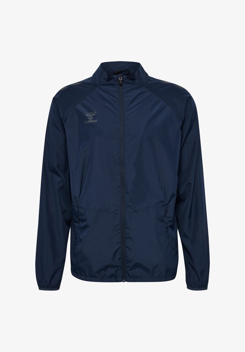 Navyblauwe lichtgewicht jas met een hoge kraag, volledige ritssluiting aan de voorkant, elastische manchetten en een subtiel logo op de borst. Glad, waterafstotend materiaal.