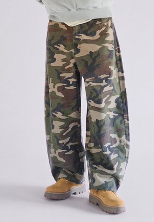 Bershka, PRINTED - BAGGY TROUSERS - Jean baggy - khaki