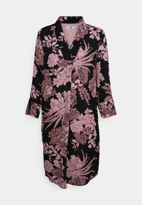 Blommig kimonojacka med svart bakgrund och rosa blommönster, långa ärmar och kragdesign. Tillverkad av lättviktsmaterial.