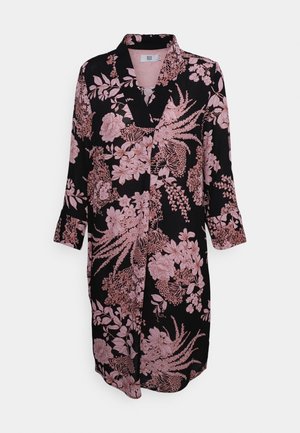 Blommig kimonojacka med svart bakgrund och rosa blommönster, långa ärmar och kragdesign. Tillverkad av lättviktsmaterial.