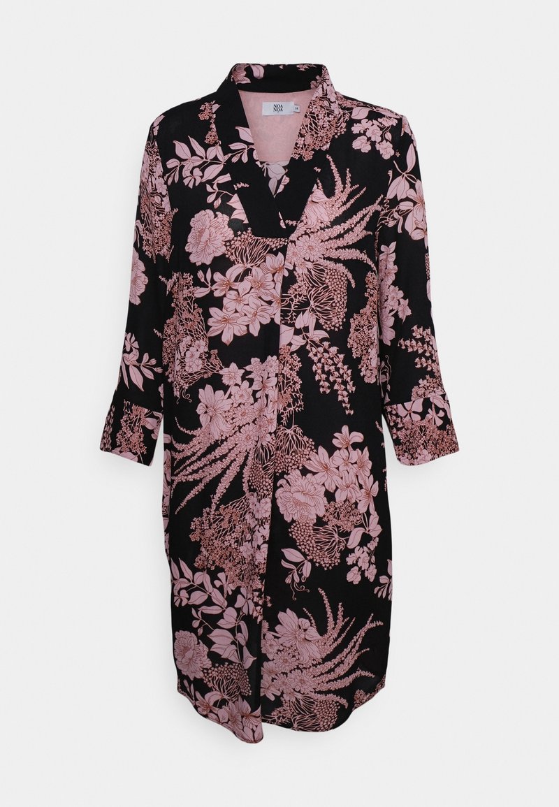 Blommig kimonojacka med svart bakgrund och rosa blommönster, långa ärmar och kragdesign. Tillverkad av lättviktsmaterial.