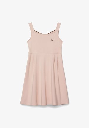 Różowa jasna sukienka bez rękawów z kwadratowym dekoltem, rozkloszowaną spódnicą i małym czarnym logo „cK” na lewej piersi.