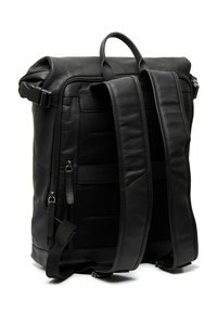 Zaino in pelle nera con chiusura a rotolo, spallacci imbottiti e regolabili, tasca laterale con zip e accenti in tessuto testurizzato. Finitura superficiale liscia.