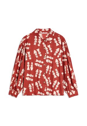Czerwona koszula z guzikami, zdobiona zabawnym białym wzorem twarzy i kształtów geometrycznych. Długie rękawy z plisowanymi detalami i klasyczny kołnierzyk.