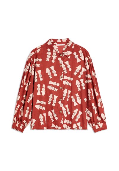 Camicia rossa con bottoni caratterizzata da un motivo giocoso in bianco con volti e forme geometriche. Maniche lunghe con dettagli plissettati e colletto classico.