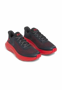 Zwarte en rode sport sneakers met een ademend mesh bovenwerk, textuur aan de zijkanten, gevoerde kraag en dikke rubberen zool. Kenmerken rode accenten.