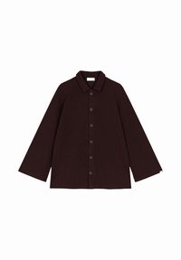 Bordeaux knoopshirt met een kraag, brede mouwen en een gestructureerde stof. Kenmerkt zich door zes bruine knopen aan de voorkant.