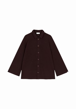 Camisa burdeos de botones con cuello, mangas anchas y un tejido texturizado. Cuenta con seis botones marrones en el frente.