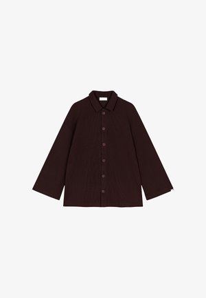 Camisa burdeos de botones con cuello, mangas anchas y un tejido texturizado. Cuenta con seis botones marrones en el frente.