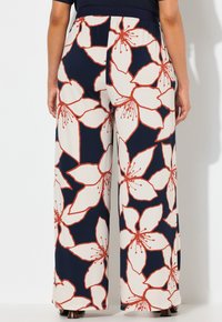 Kalhoty s širokými nohavicemi vyrobené z lehkého materiálu s námořnickým pozadím a velkými bílými a rzi vzorovanými květinami a elastickým pasem.