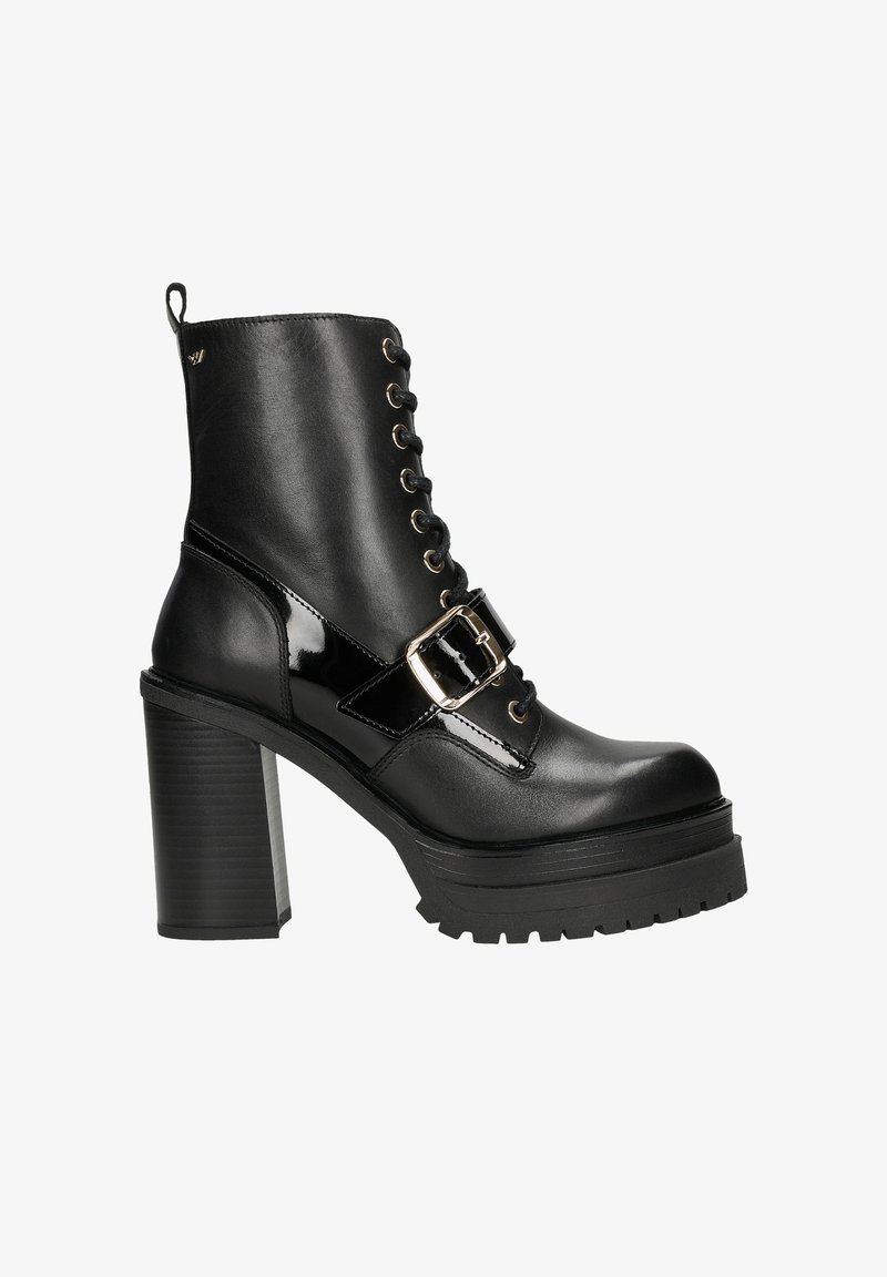 Stivale alla caviglia in pelle nera con tacco a blocco alto, caratterizzato da una chiusura con lacci frontale, dettagli lucidi e una fibbia laterale.
