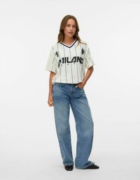 Vitt randig kortärmad tröja med texten "MILANO", bärs med högmidjade blå jeans och svarta lägenheter. Enkelt design med v-ringad krage.