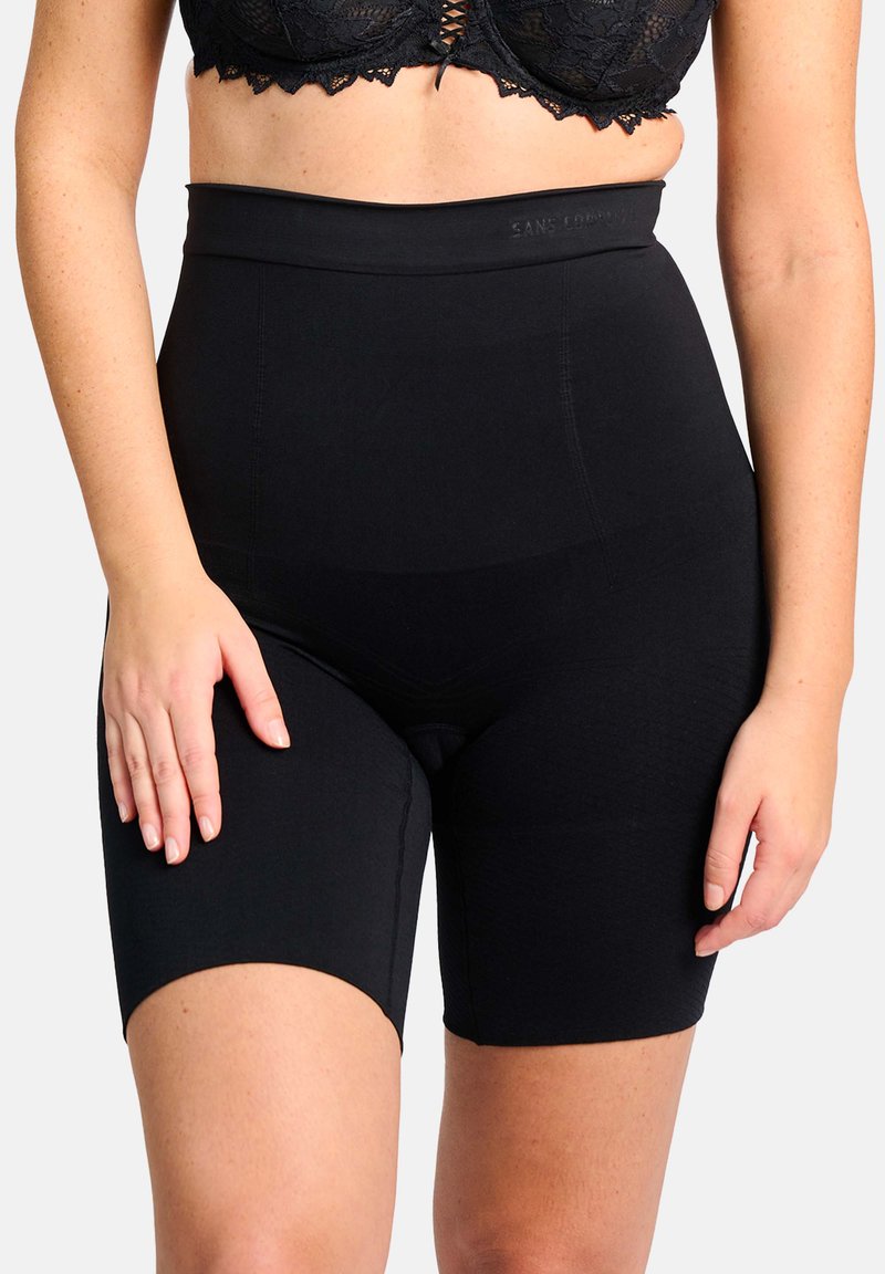 Hooggeknoopte zwarte shapewear shorts gemaakt van rekbaar materiaal, met een gladde tailleband en een dijlange snit voor comfort en ondersteuning.
