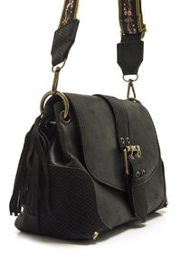 Borsa nera in pelle con accenti testurizzati, frange e una chiusura metallica. Caratterizzata da una tracolla ricamata e hardware in ottone.