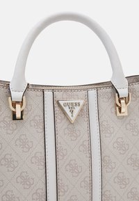 Guess NOREEN GIRLFRIEND SATCHEL - Håndtasker - dove