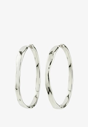 Pendientes de aro plateados con un diseño ondulado y texturizado. Cada pendiente presenta una superficie pulida y un cierre sin costuras.