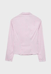 Dopasowana różowa bluzka z długim rękawem z pionowymi białymi i ciemnymi paskami, z kołnierzykiem i zapinanymi na guziki mankietami, pokazana od tyłu.