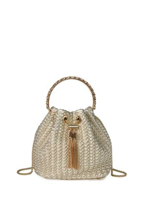 Pequeño bolso metálico dorado con textura trenzada, asa de anillo dorado, cierre de cordón con borla y fina correa de cadena para el hombro.