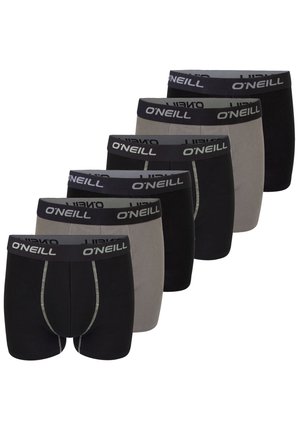 Zes paar O'Neill boxershorts in afwisselend zwart en grijs, uitgestald in een verspringende rij met elastische taillebanden met merklogo.