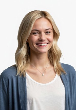 Donna bionda che indossa una collana d'argento con un pendente a goccia, vestita con una camicia bianca e un cardigan blu, sorridente su uno sfondo neutro.