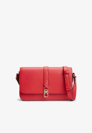 Czerwona skórzana torebka na ramię z regulowanym paskiem i zapięciem na zatrzask w kolorze złotym, prostokątny kształt z gładkim wykończeniem.