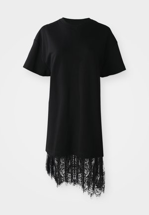 Juodas trumpomis rankovėmis marškinėliai su apvaliu kaklu, kurių apatinė dalis papuošta nėriniais, suteikiančiais tekstūros ir kontrasto.