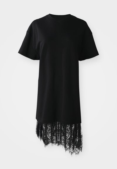 Czarny T-shirt z krótkim rękawem i okrągłym dekoltem, zdobiony koronkowym wykończeniem u dołu, które dodaje tekstury i kontrastu.