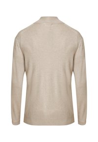 Pullover in maglia beige a maniche lunghe con colletto alto, dalla trama morbida e una vestibilità rilassata. Presenta maniche raglan e orlo dritto.