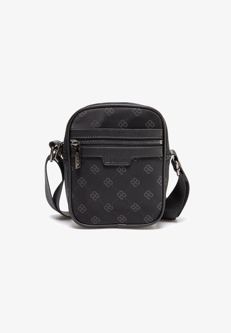 Sac bandoulière noir en tissu lisse avec un motif logo discret, doté d'une poche zippée à l'avant et d'une sangle ajustable. Forme rectangulaire.