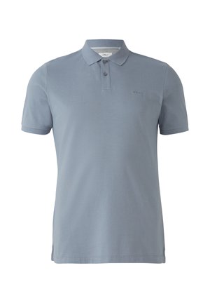 Lichtblauwe poloshirt in ribbelstructuur, met een kraag en drie knopen, subtiel gebrandmerkt met een logo op de borst. Korte mouwen.