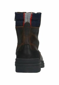 Bruine leren enkellaars met een zwarte rubberen zool, voorzien van een blauwe denim en rood gestreepte stoffen paneel aan de bovenkant en een stevige hak.