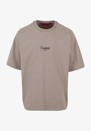 Beżowa bawełniana koszulka z okrągłym dekoltem i krótkimi rękawami. Posiada brązowy napis "Zakazane Ubrania" na klatce piersiowej. Klasyczny krój i jednolity design.