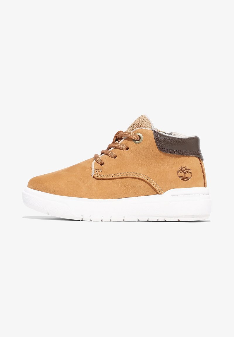 Baskets montantes en cuir beige avec col rembourré marron, laçage à l'avant, semelle blanche et logo d'arbre sur le côté du talon.